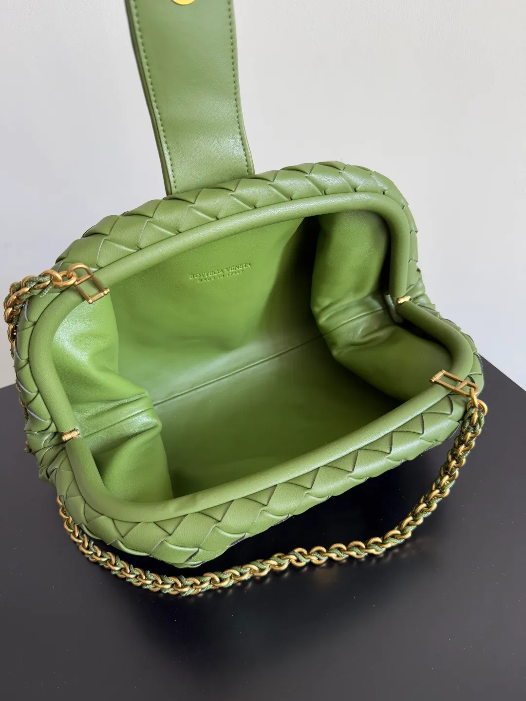 Batch 2260 BOTTEGA VENETA Lady's LAUREN CLUTCH Chain Clutch was inspired by 40 years ago. It is a perfect fusion of classic and modern bags. It is effortless and fashionable for any occasion and at any time. The newly added detachable metal chain allows people to have more ways to carry it. It is grand and elegant. Style No.: 785807 Size: 31.5*16.5*11cm
